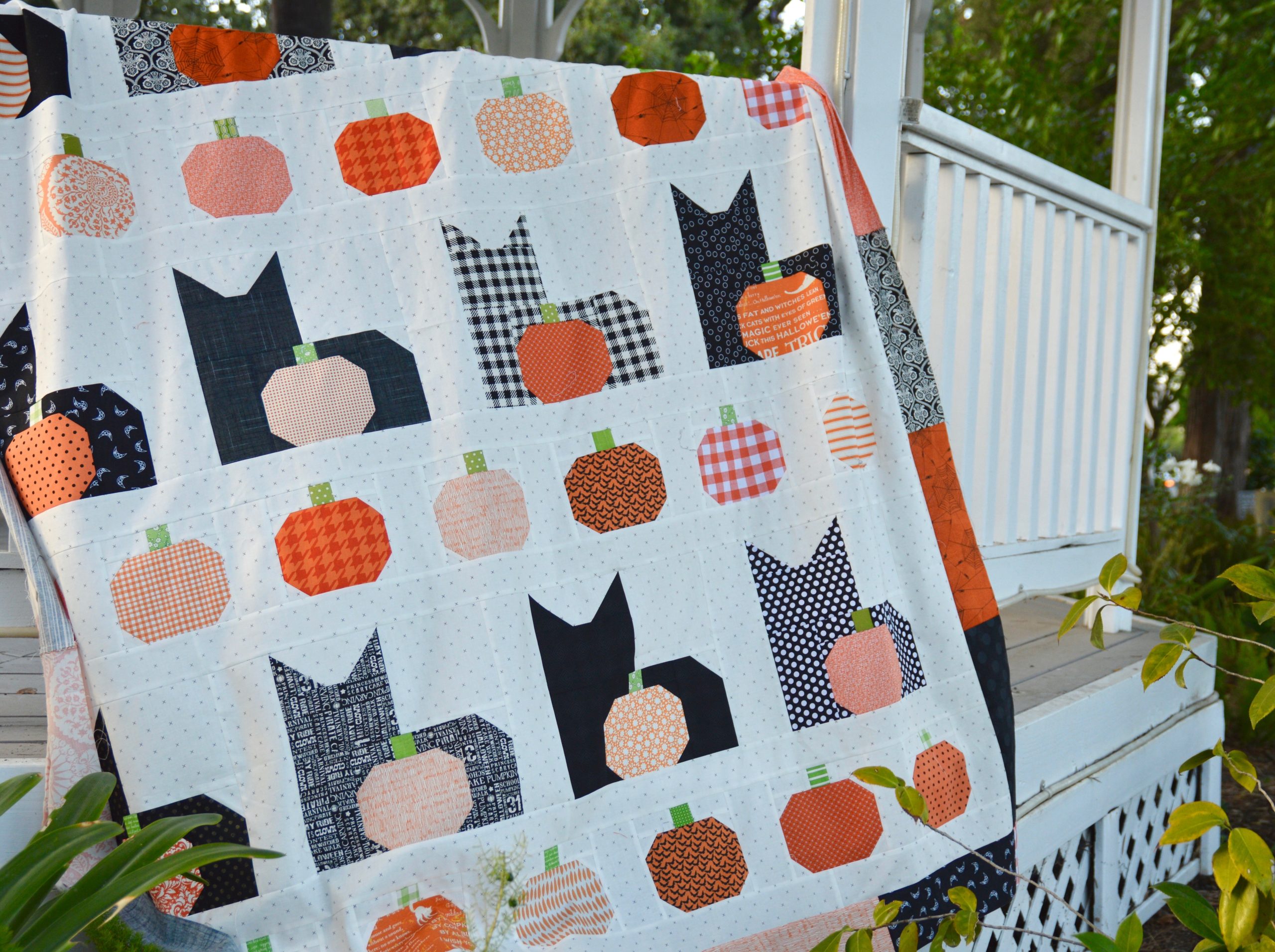 I Love Cats Halloween quilt by Jedi Craft Girl with black cats and pieced pumpkins